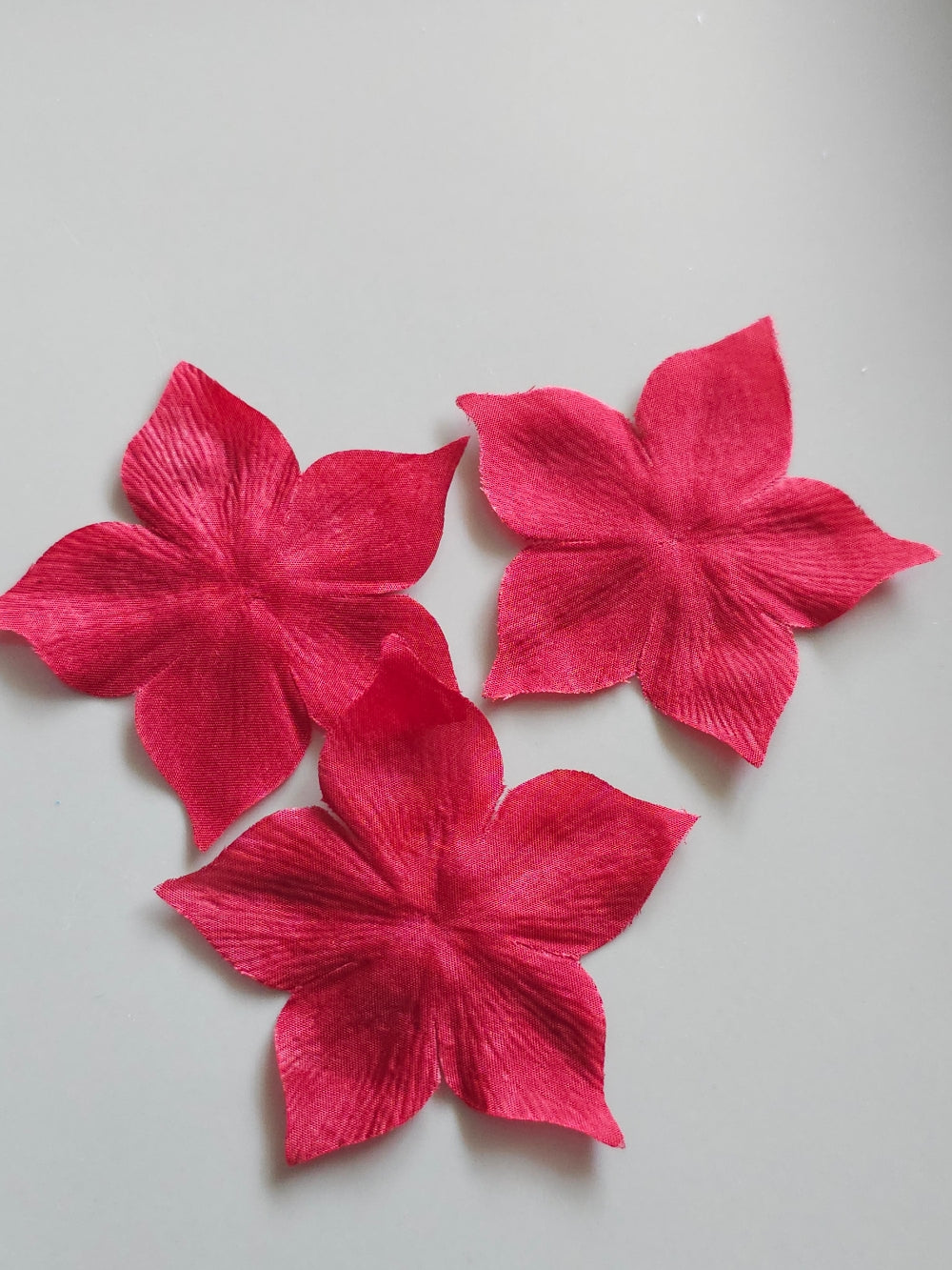 3 fleurs en satin de soie rouge pour bijoux mariage, scrapbooking, carterie, couture