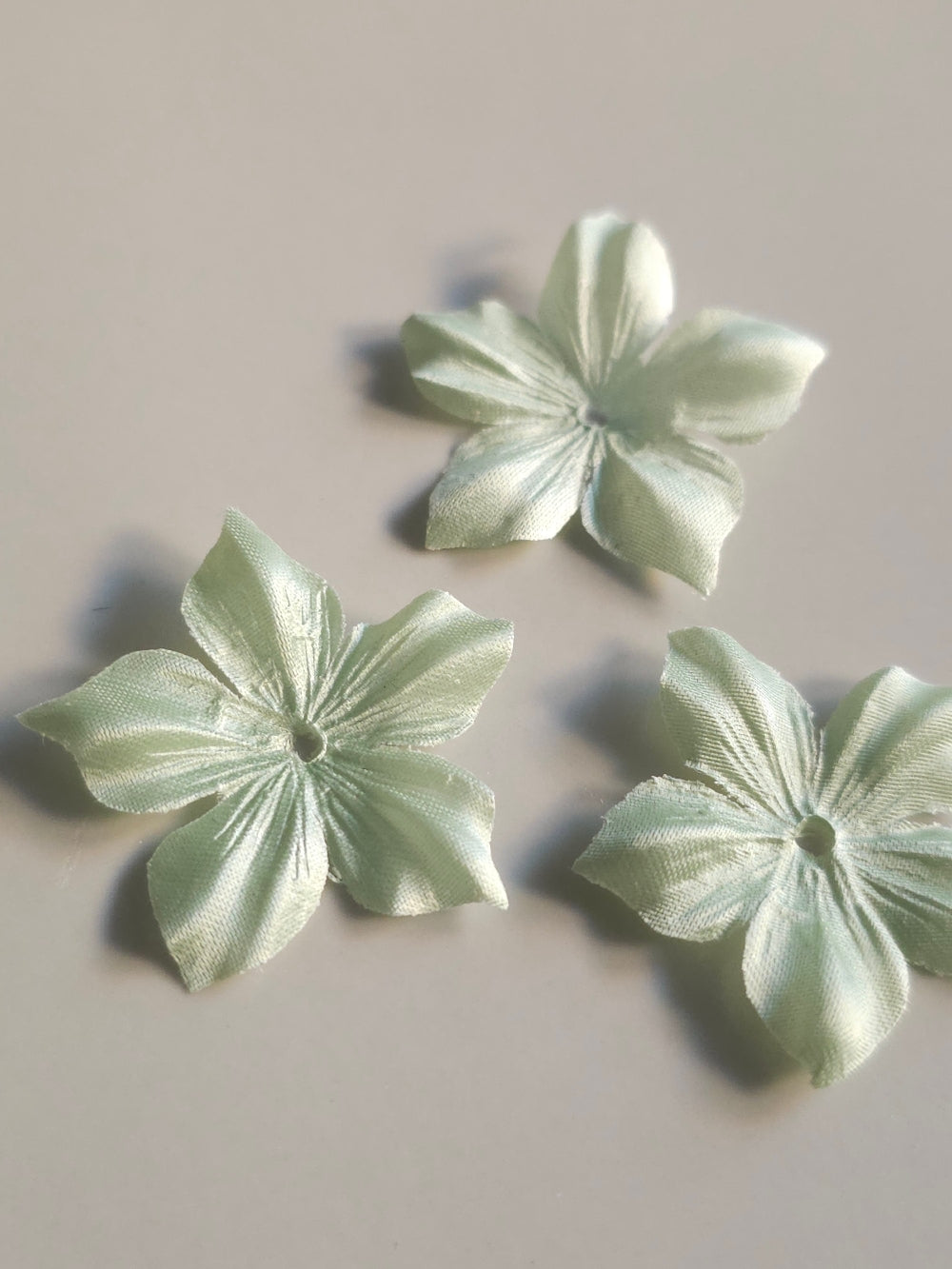 3 fleurs en satin de soie 3,5 cm vert amande pour bijoux mariage, scrapbooking, carterie, couture