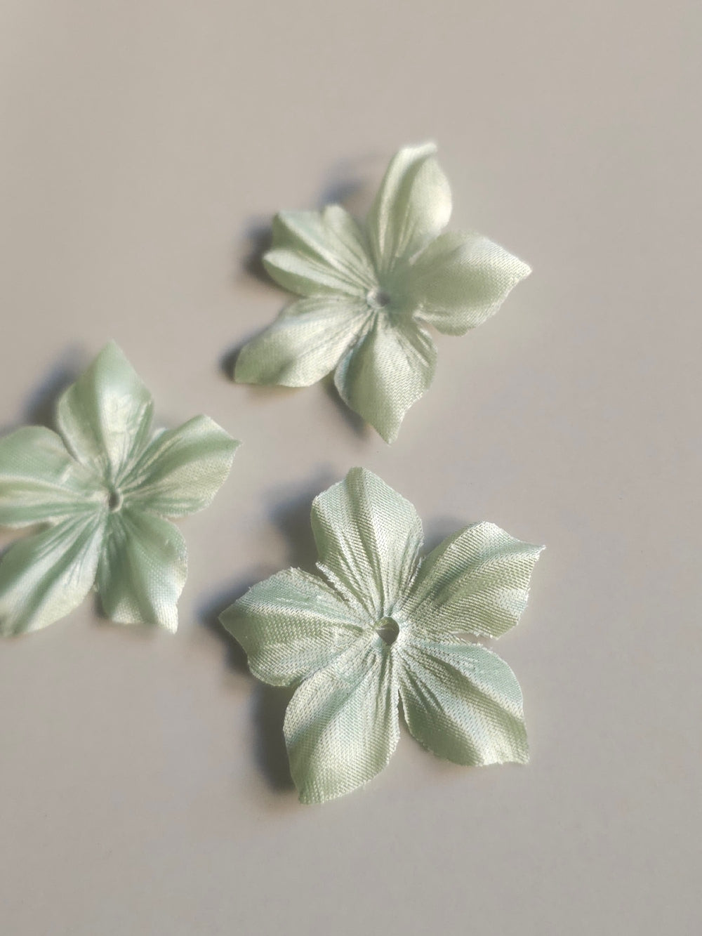 3 fleurs en satin de soie 3,5 cm vert amande pour bijoux mariage, scrapbooking, carterie, couture