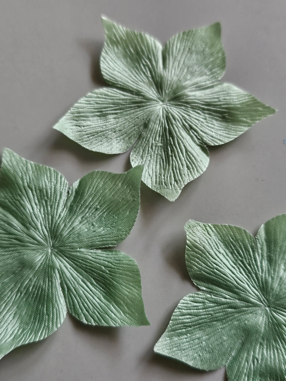 3 fleurs en satin de soie vert amande pour bijoux mariage, scrapbooking, carterie, couture