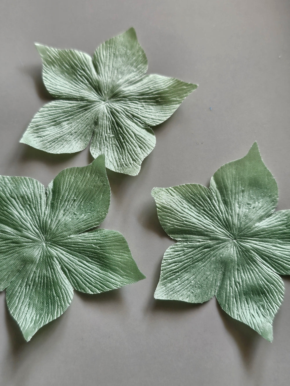3 fleurs en satin de soie vert amande pour bijoux mariage, scrapbooking, carterie, couture