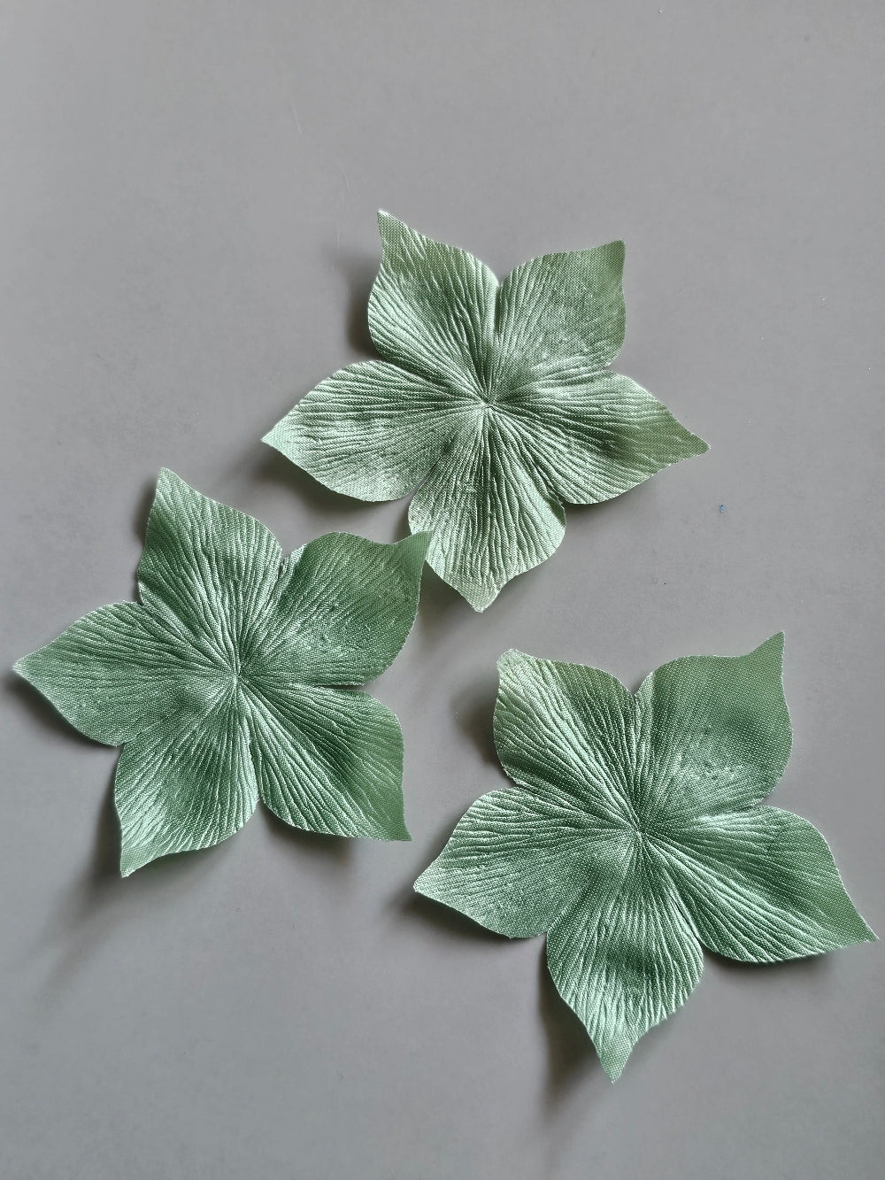 3 fleurs en satin de soie vert amande pour bijoux mariage, scrapbooking, carterie, couture
