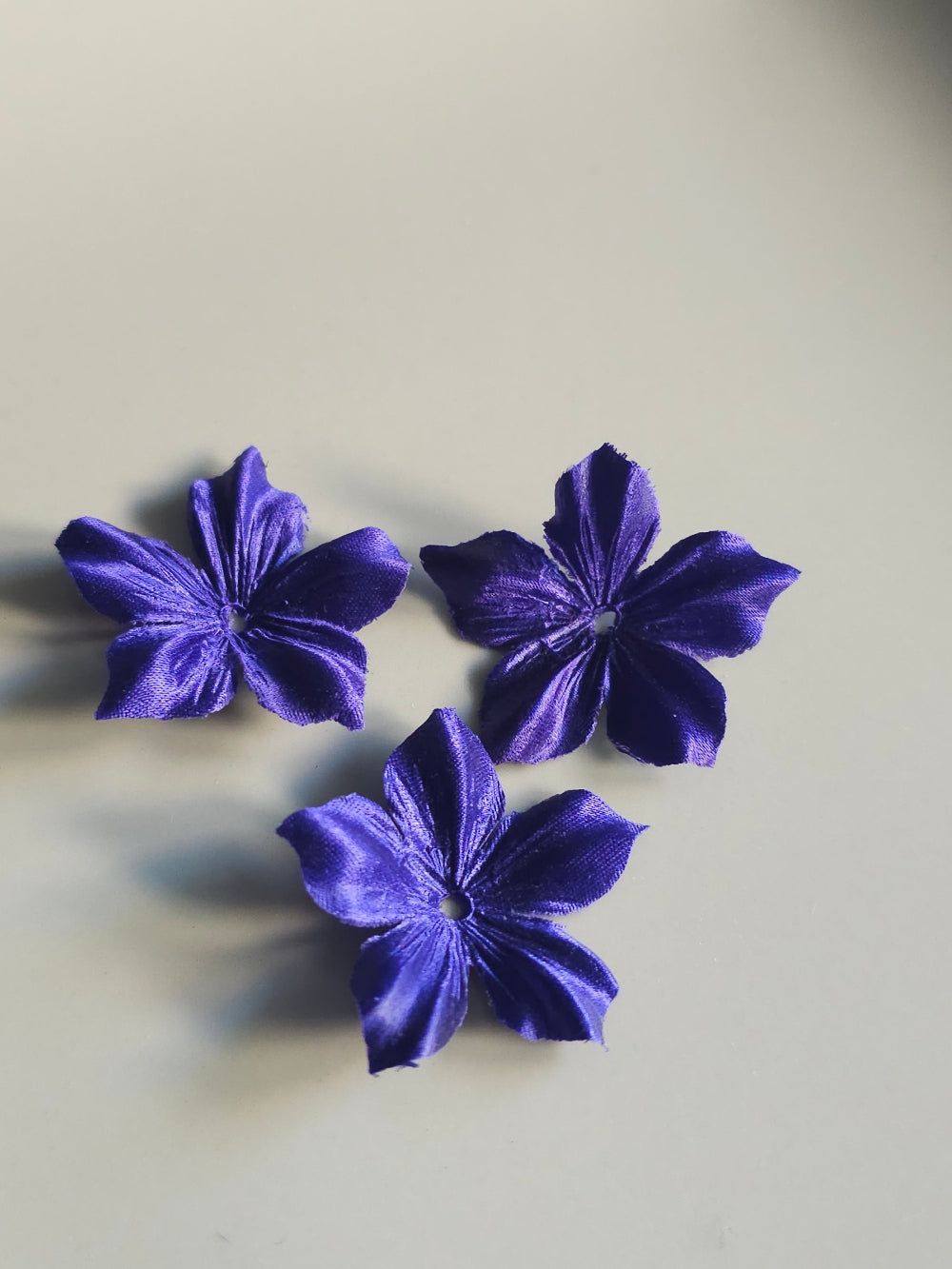 3 fleurs en satin de soie 3,5 cm violet pour bijoux mariage, scrapbooking, carterie, couture