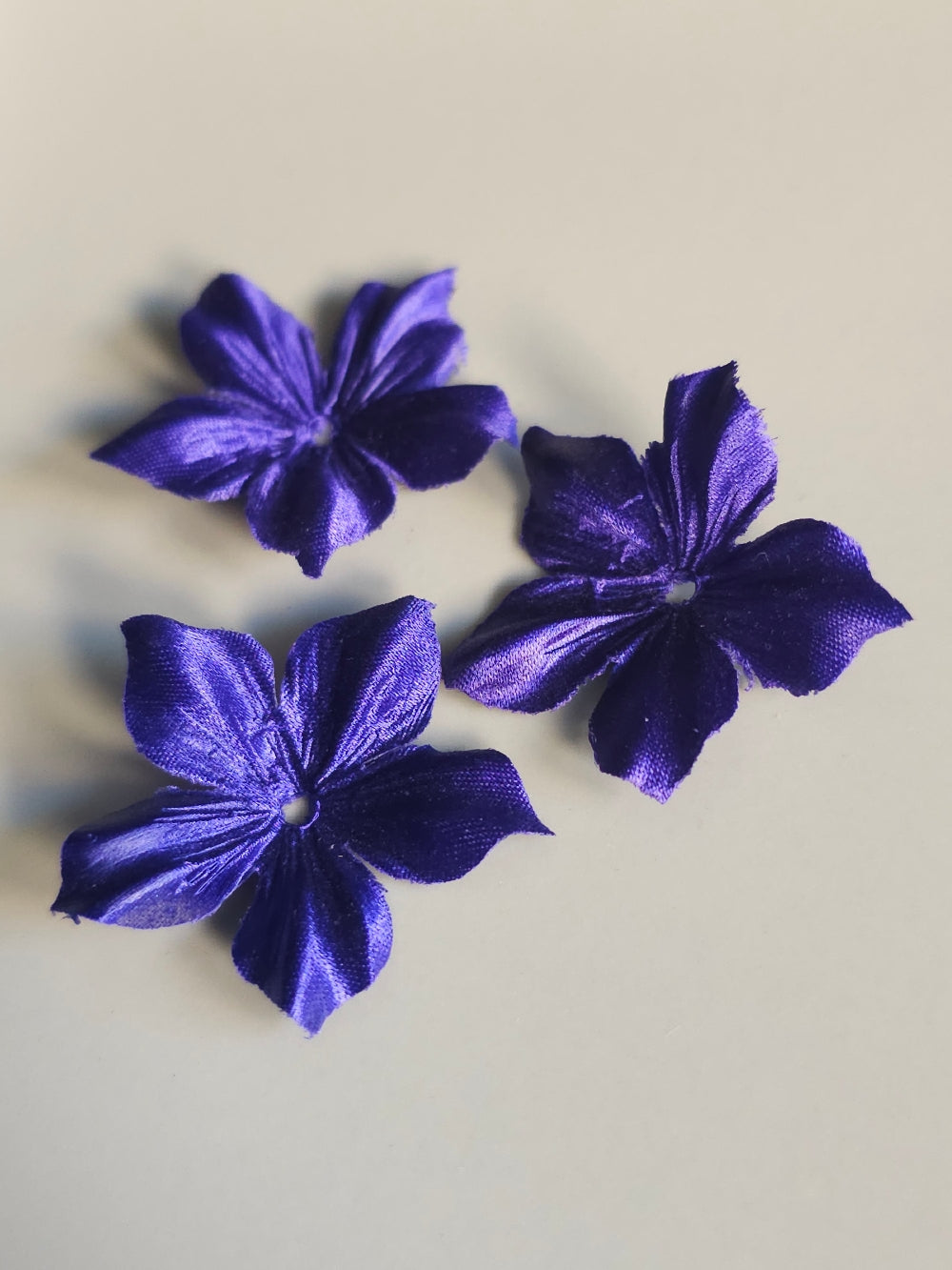 3 fleurs en satin de soie 3,5 cm violet pour bijoux mariage, scrapbooking, carterie, couture