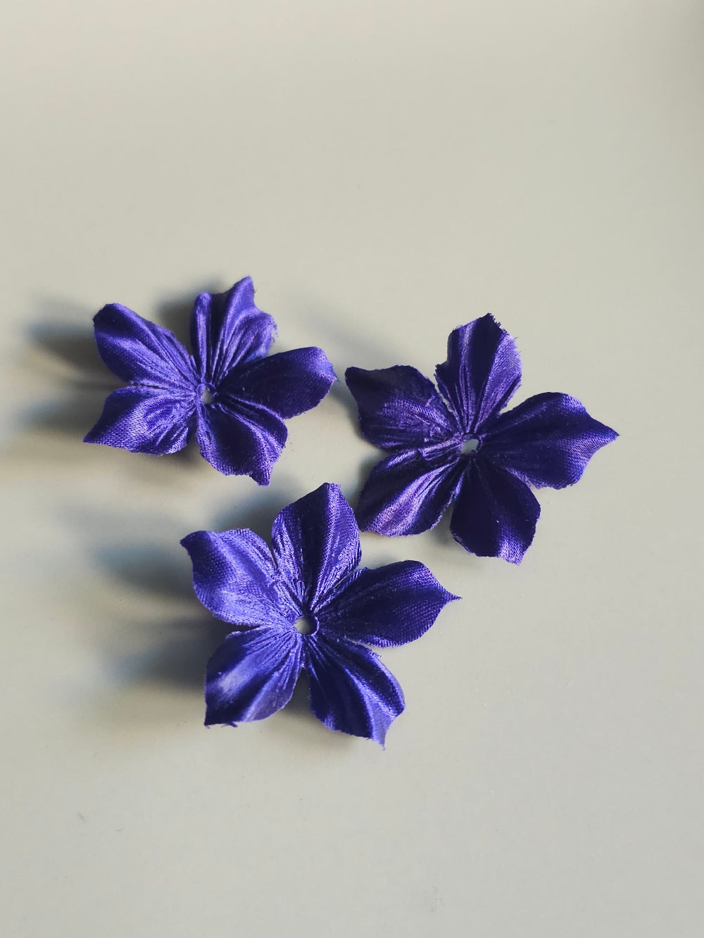 3 fleurs en satin de soie 3,5 cm violet pour bijoux mariage, scrapbooking, carterie, couture