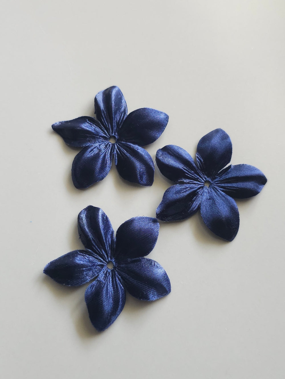 3 fleurs en satin de soie 4,3 cm bleu marine pour bijoux mariage, scrapbooking, carterie, couture