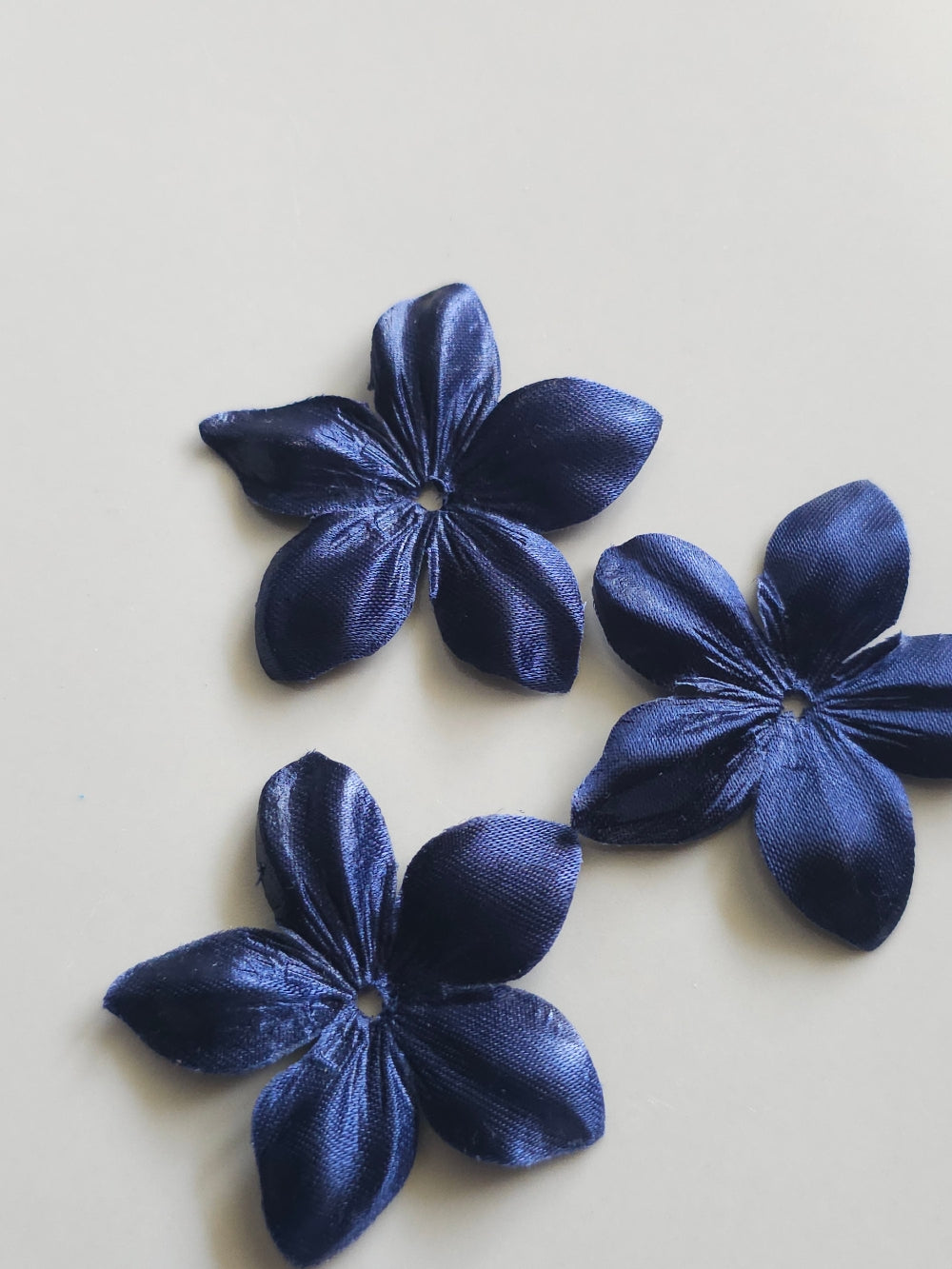 3 fleurs en satin de soie 4,3 cm bleu marine pour bijoux mariage, scrapbooking, carterie, couture