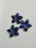 3 fleurs en satin de soie 4,3 cm bleu marine pour bijoux mariage, scrapbooking, carterie, couture
