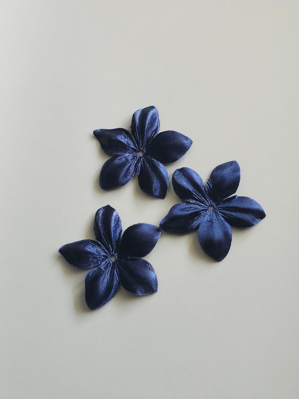3 fleurs en satin de soie 4,3 cm bleu marine pour bijoux mariage, scrapbooking, carterie, couture