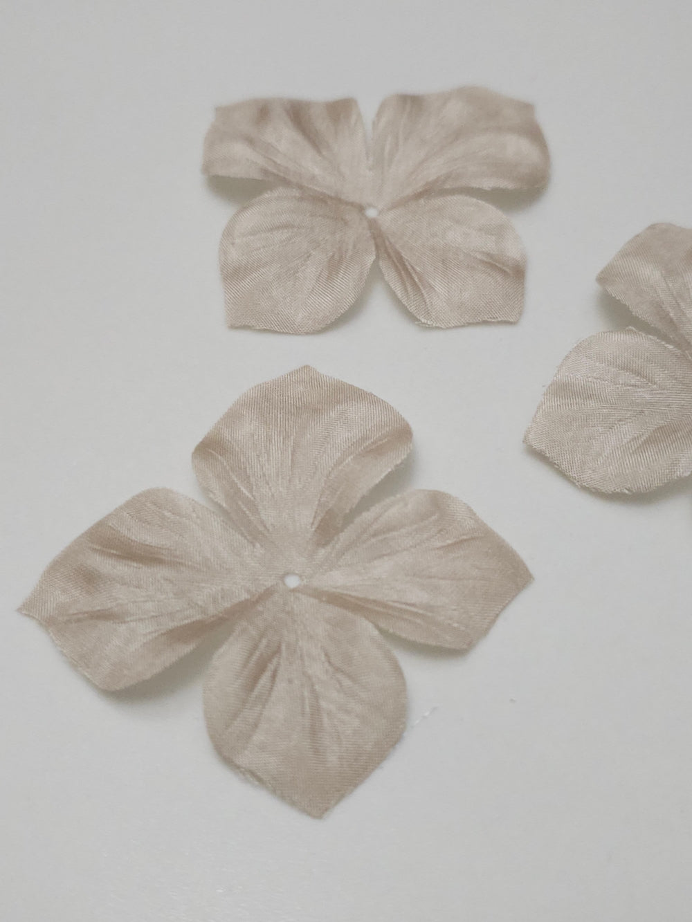 3 papillons en pongé de soie champagne pour bijoux mariage, scrapbooking, carterie, couture