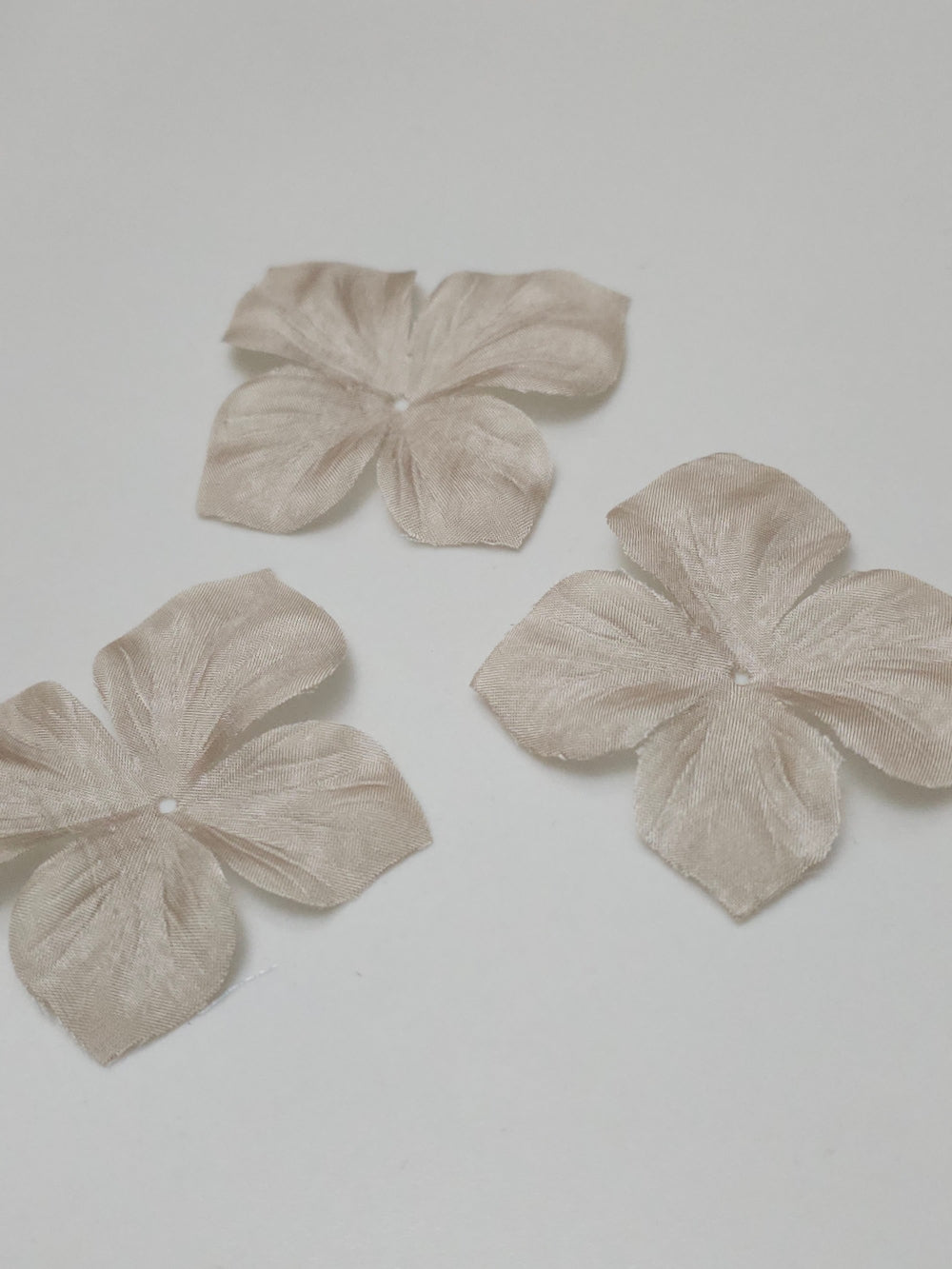3 papillons en pongé de soie champagne pour bijoux mariage, scrapbooking, carterie, couture