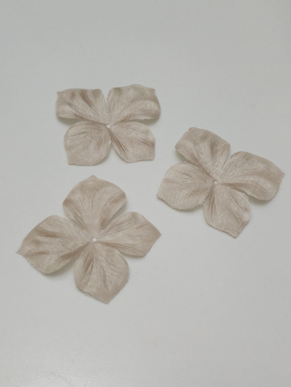 3 papillons en pongé de soie champagne pour bijoux mariage, scrapbooking, carterie, couture