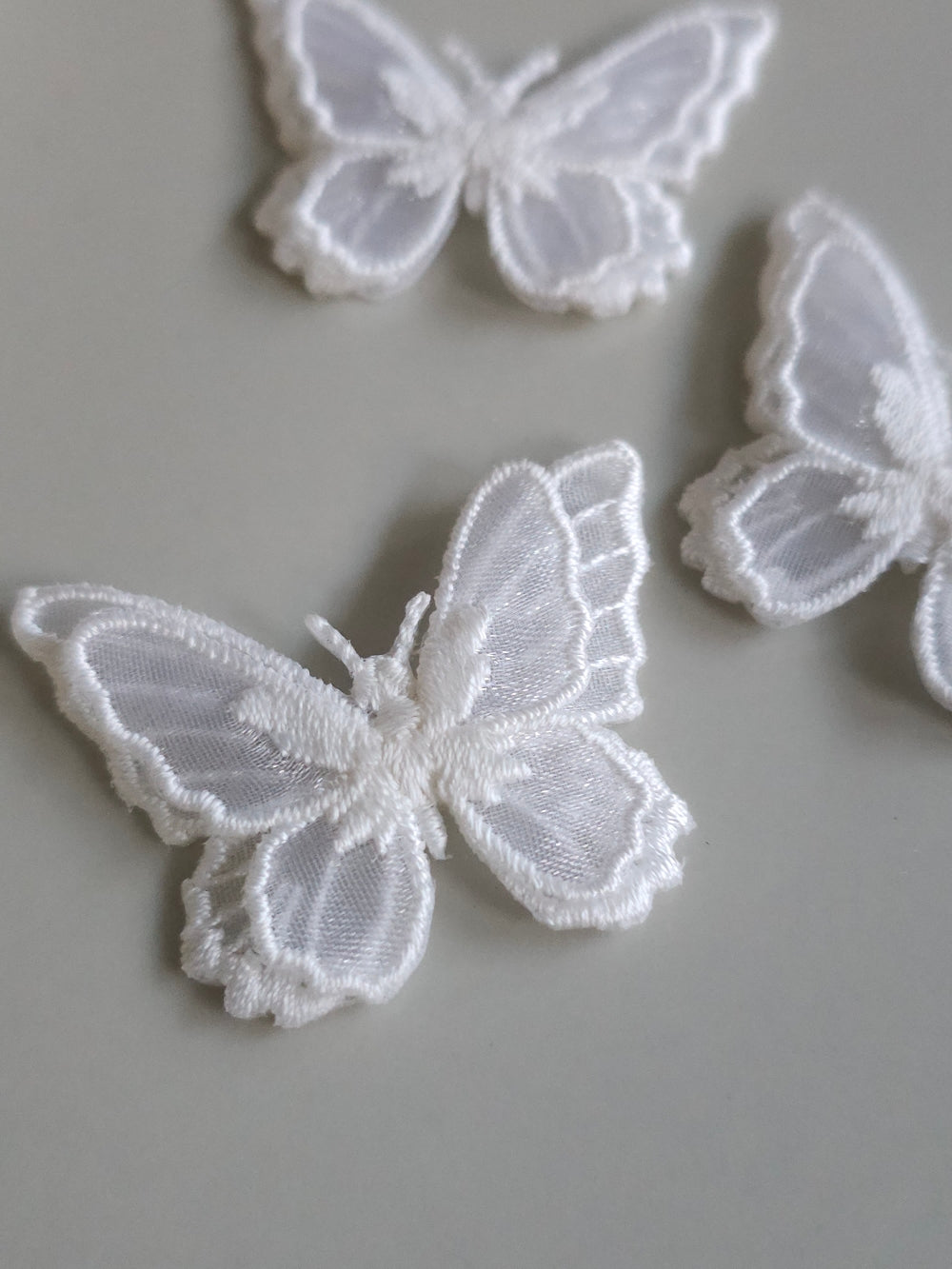 Lot de 3 Appliques papillon en organza blanc brodé ailes doubles, bijoux mariage, déco, scrap, DIY...