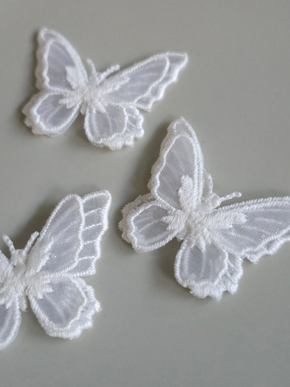 Lot de 3 Appliques papillon en organza blanc brodé ailes doubles, bijoux mariage, déco, scrap, DIY...