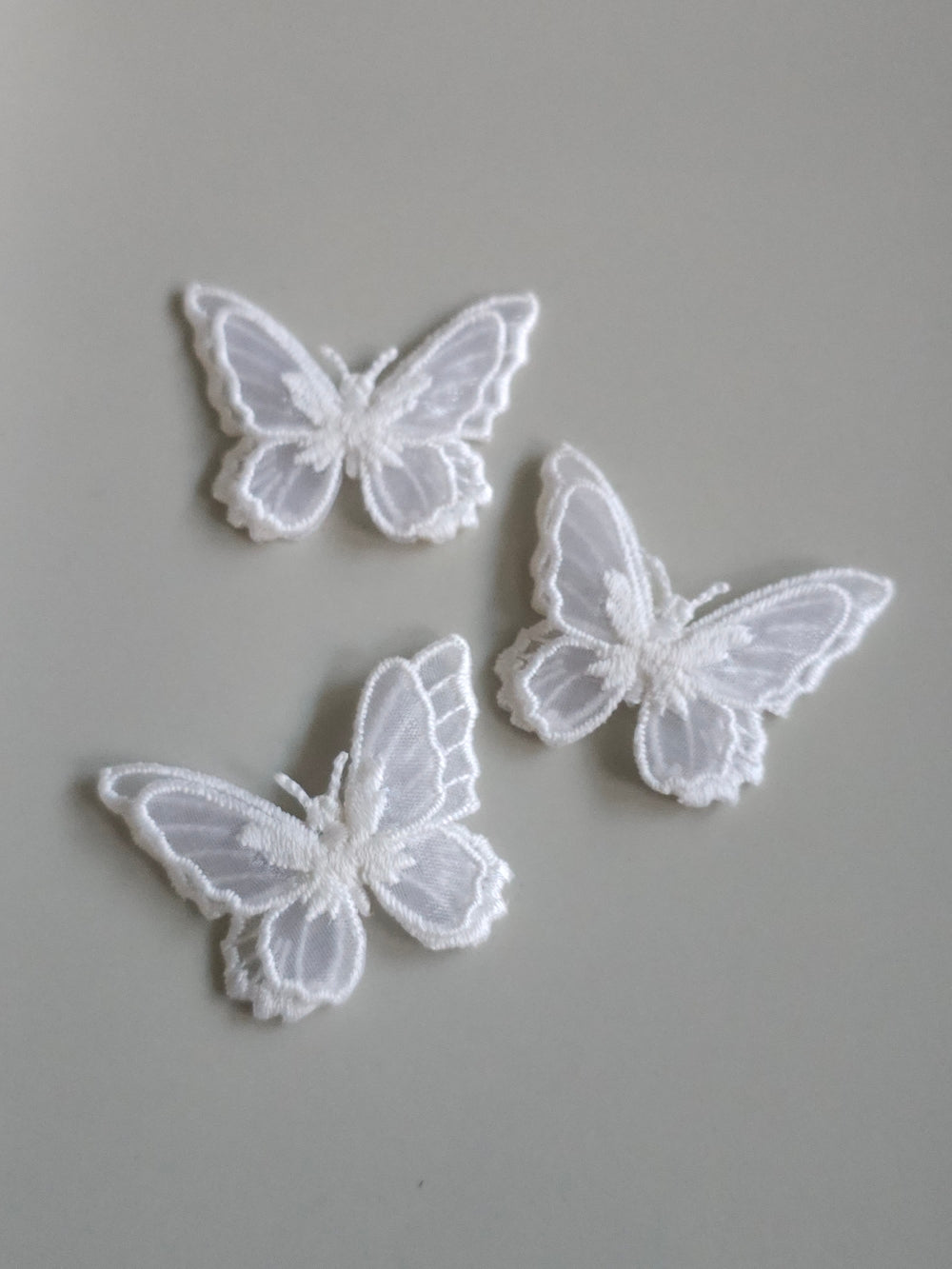 Lot de 3 Appliques papillon en organza blanc brodé ailes doubles, bijoux mariage, déco, scrap, DIY...