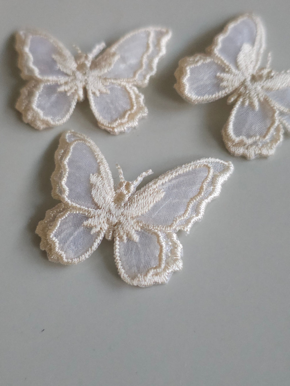 Lot de 3 Appliques papillon en organza ivoire brodé ailes doubles, bijoux mariage, déco, scrap, DIY...