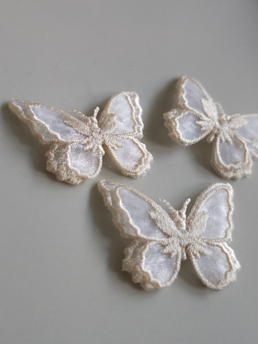 Lot de 3 Appliques papillon en organza ivoire brodé ailes doubles, bijoux mariage, déco, scrap, DIY...