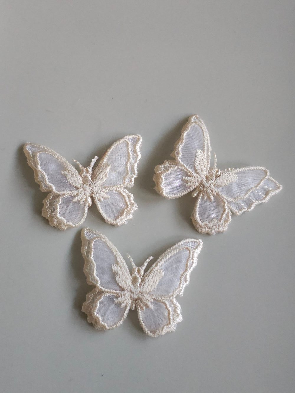 Lot de 3 Appliques papillon en organza ivoire brodé ailes doubles, bijoux mariage, déco, scrap, DIY...